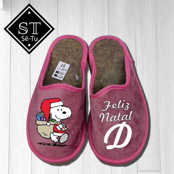 Pantuflas navideñas con iniciales de Snoopy