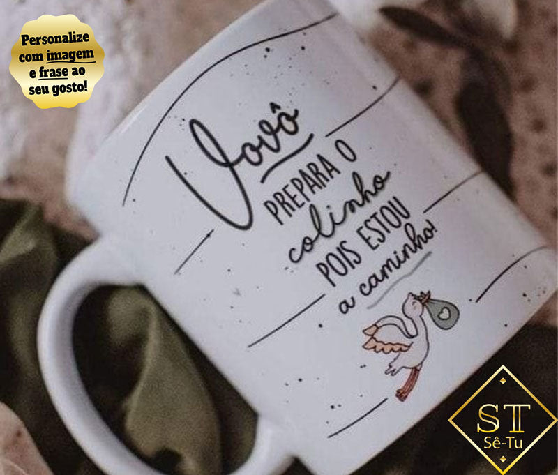 El abuelo/la abuela prepara la taza para el regazo